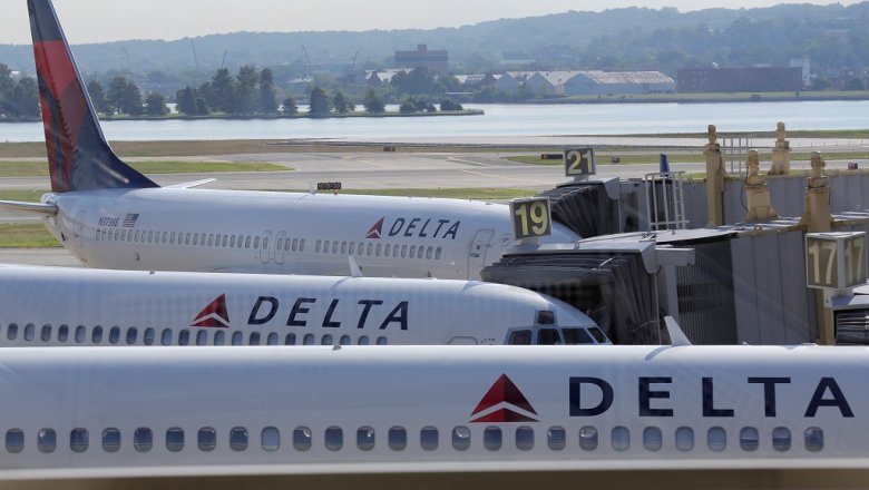 Самолет авиакомпании Delta экстренно сел из-за воспламенившегося на борту планшета