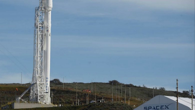 SpaceX впервые успешно посадила нижнюю ступень ракеты на морскую платформу