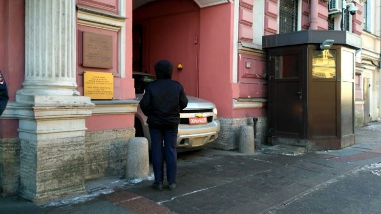 РФ высылает 60 дипломатов США и закрывает консульство в Петербурге РФ высылает 60 дипломатов США и закрывает консульство в Петербурге