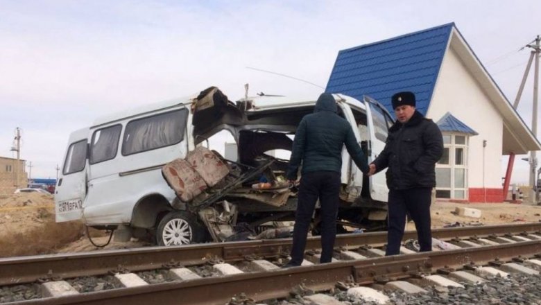 При столкновении маршрутки и фуры в Казахстане погибли девять человек
