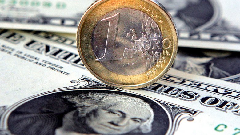 Валюта: ЦБ понизил официальный курс евро на два рубля