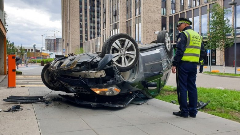 Автомобиль упал с парковки